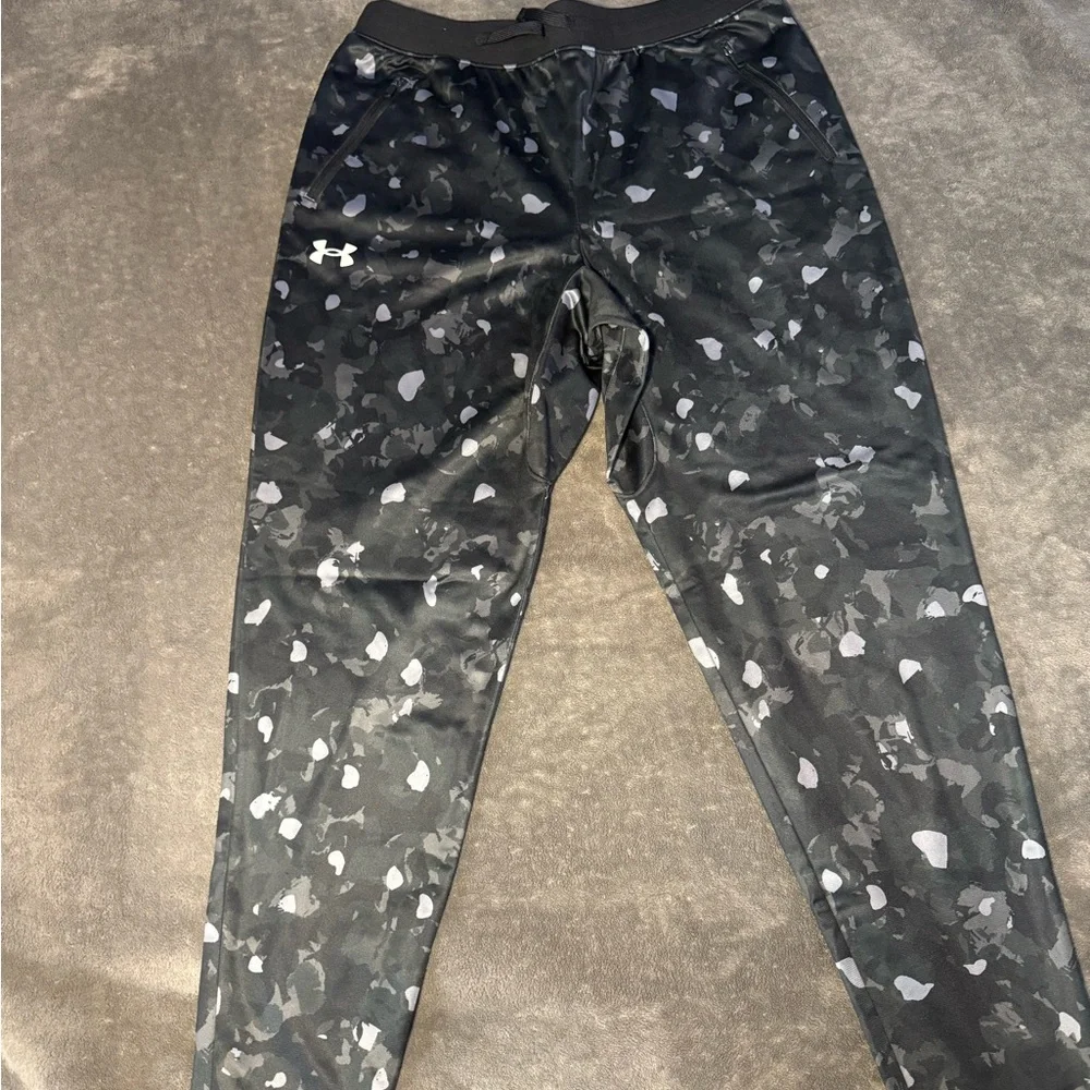 NWT Under Armour Kids XL Black and Gray Camo Joggers